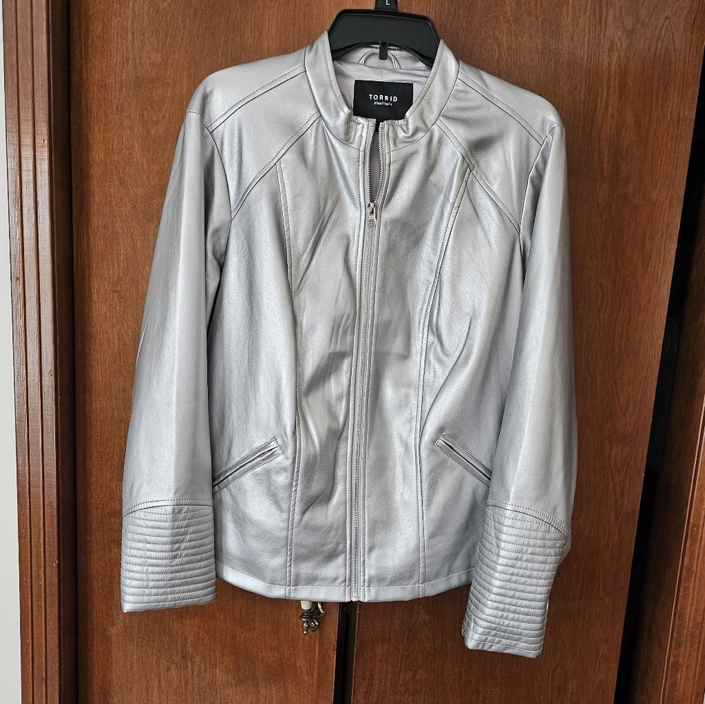 Torrid Metallic Silver Faux Leather Zip Moto Jacket Size 1 - Picture 3 of 12
